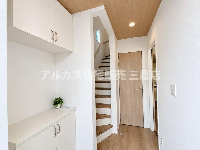 【内覧動画公開中！】三鷹市上連雀7丁目 中央線 三鷹駅 新築戸建の玄関|木目調のドアが印象的なおしゃれな玄関ポーチ。タイル敷きで清潔感があり、平坦でゆとりのあるアプローチ空間です。（※家具・調度品等は販売対象外です）   