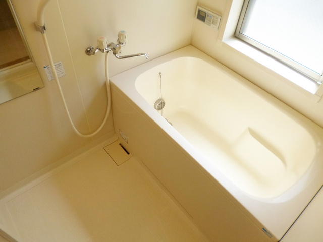 フレグランスの浴室|窓付きの明るいお風呂です