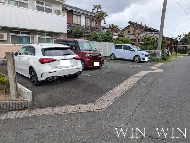 サンシャルマンの駐車場
