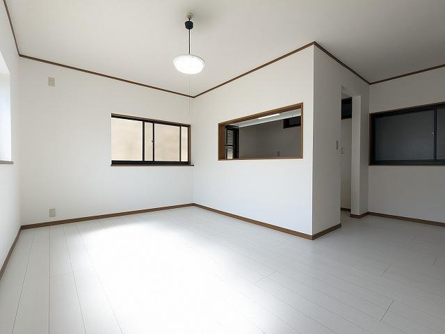 長尾峠町　中古一戸建ての居間・リビング|LDK15.25帖
■物件内覧・資金計画相談・住宅ローン相談、リフォーム相談、お問合せ受付中■
※当日・翌日のご内覧、ご相談はお電話でのお問合せがスムーズです！