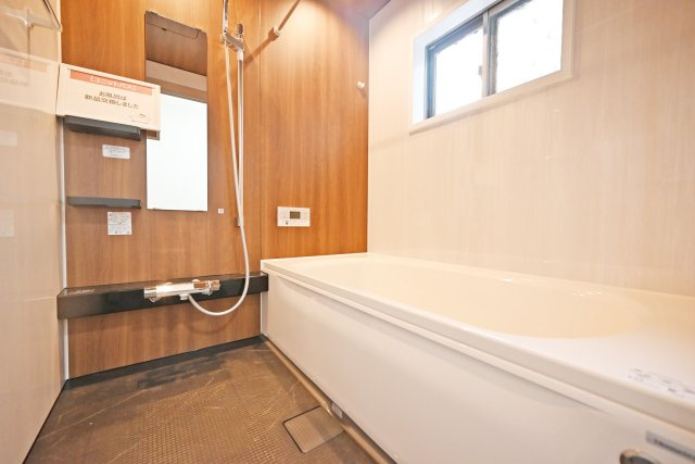 吹田市片山町４丁目中古戸建の浴室|足を伸ばしてゆっくりと寛げるサイズの浴室で一日の疲れを癒した後はぐっすりと眠れそうです。
