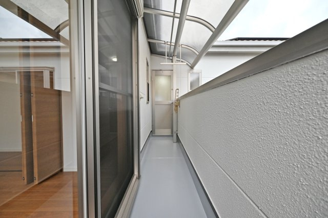 吹田市片山町４丁目中古戸建のバルコニー|バルコニーは屋根付きなので、洗濯物を干しているときに突然の雨が降っても安心です。
