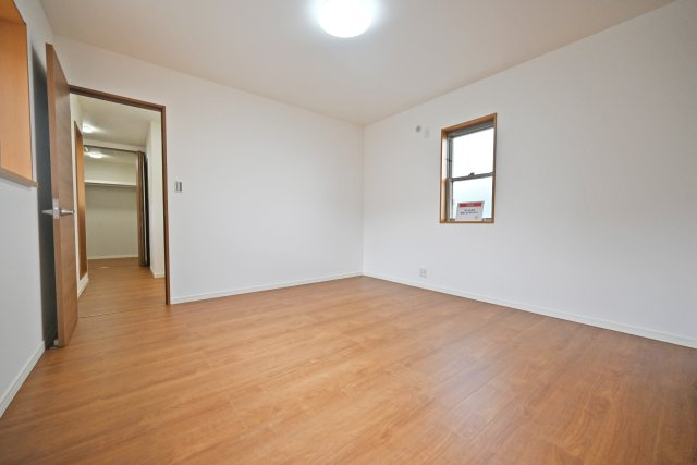 吹田市片山町４丁目中古戸建の寝室|2階洋室約8帖
主寝室想定の広いお部屋です。