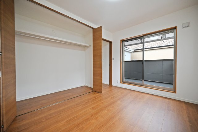 吹田市片山町４丁目中古戸建の子供部屋|2階洋室約6帖
お子様のお部屋にピッタリです。バルコニーにも面しており、明るい空間です。