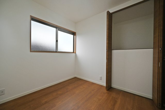 吹田市片山町４丁目中古戸建の洋室|2階洋室約4.5帖
居室としても収納スペースとしてもどちらでも利用できるお部屋です。