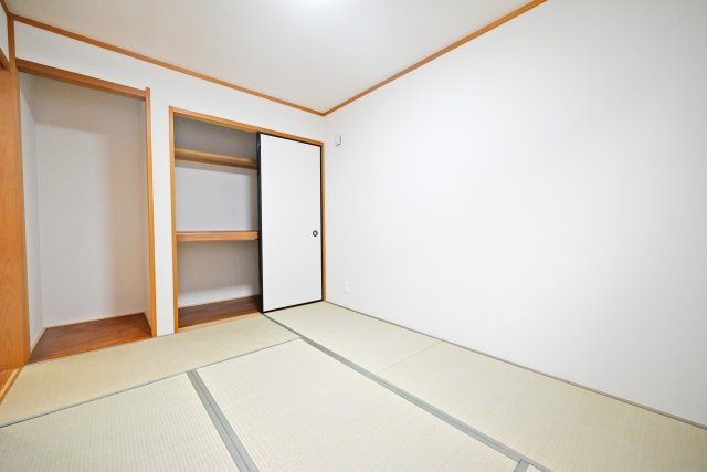 吹田市片山町４丁目中古戸建の和室|1階和室約6帖
やっぱり畳の香りは落ち着きます。家事の合間に休憩したりお昼寝もできますね。