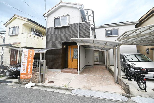 吹田市片山町４丁目中古戸建の外観|駐車スペースは屋根付き。愛車を守ってくれる心強い存在です。