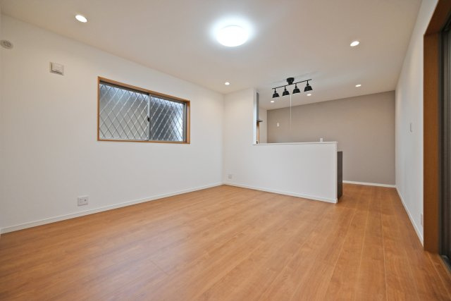 吹田市片山町４丁目中古戸建の居間・リビング|約13.2帖のリビングダイニングは家具の設置が容易な形状なので、実際に家具を設置したイメージがしやすいのがいいですね。
