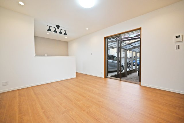 吹田市片山町４丁目中古戸建のキッチン|リビングダイニングの南側に大きく開いた窓から、日中は自然光が差し込んでくる明るい空間です。