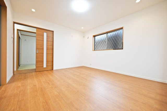 吹田市片山町４丁目中古戸建の居間・リビング|キッチン側から撮影した写真です。ダイニングテーブルとソファーセットを配置するだけのスペースは十分に確保されています。