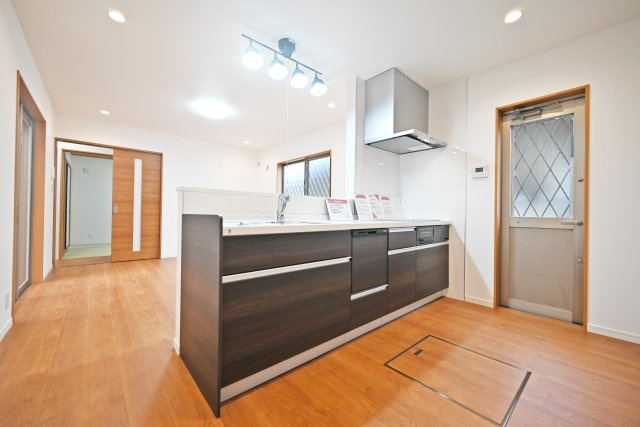 吹田市片山町４丁目中古戸建のキッチン|キッチンのすぐ横には勝手口が設けてあるので、においが気になる生ゴミも素早く屋外に出すことが出来て便利です。