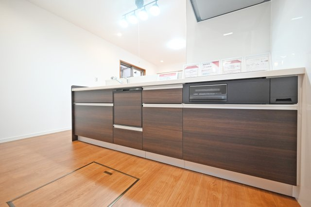 吹田市片山町４丁目中古戸建のキッチン|開放的なオープンタイプの対面式キッチンはお料理をしながら家族を見守ることができるので、小さなお子様がいらっしゃるご家庭でも安心です。