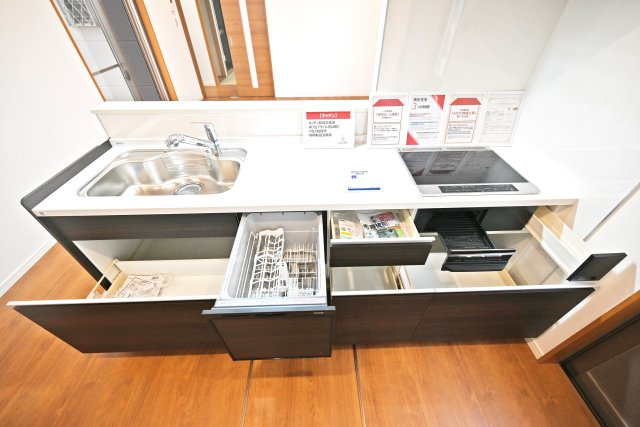 吹田市片山町４丁目中古戸建のキッチン|シンク下の収納スペースには大きなお鍋やフライパンなどの調理器具もスッポリ収納できます。