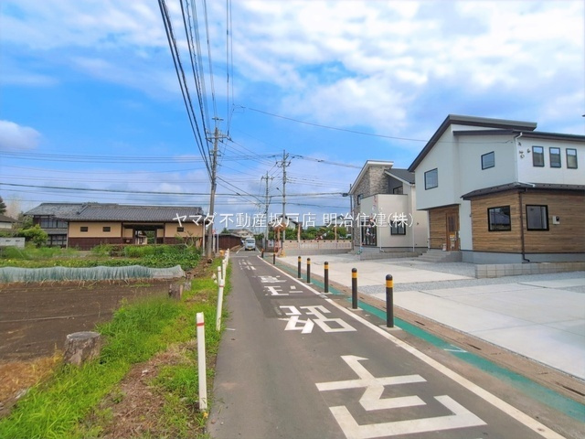 鶴ヶ島市上新田1期　新築戸建の前面道路含む現地写真