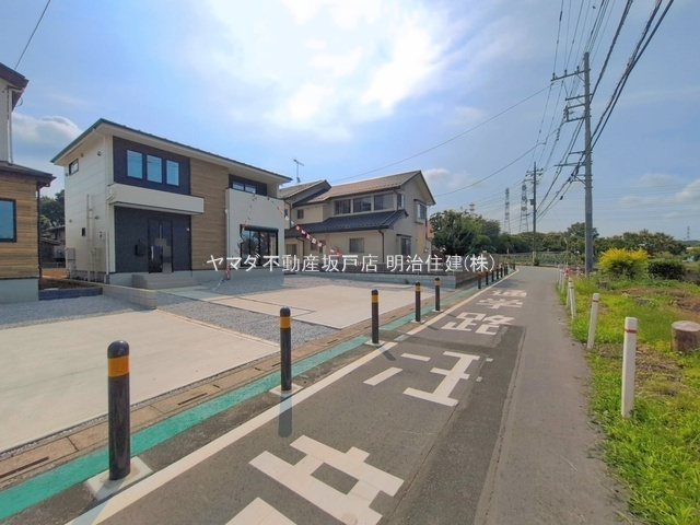 鶴ヶ島市上新田1期　新築戸建の前面道路含む現地写真