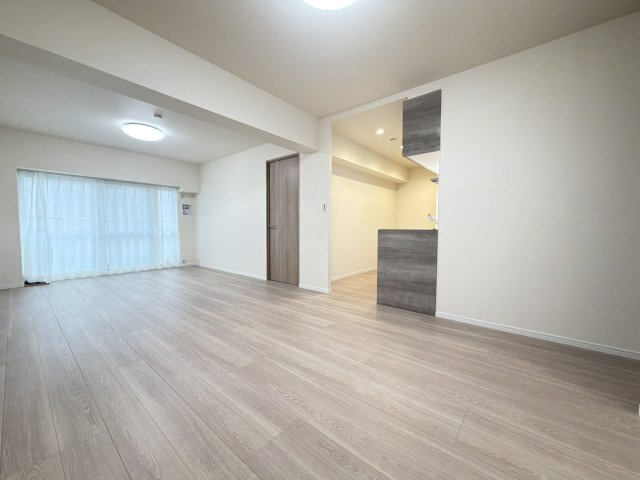 日商岩井リバーサイドマンションA棟の居間・リビング|【リノベーション仕様】ＬＤＫ１８帖以上のリビングが快適な空間を演出♪