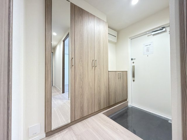 日商岩井リバーサイドマンションA棟の玄関|【新設】大型シューズボックス設置（トールタイプ）、これだけあれば安心！靴もたくさん収納できます♪