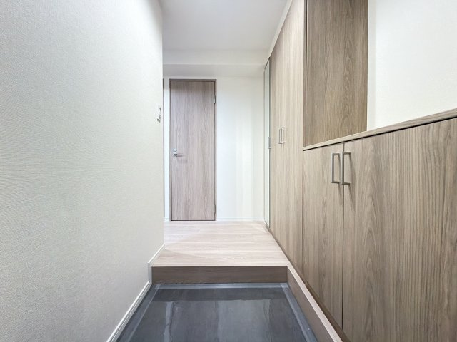 日商岩井リバーサイドマンションA棟の玄関|【リノベーション仕様】玄関入るとお洒落で綺麗なナチュラルの色彩です。