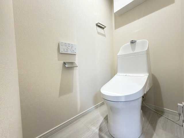 日商岩井リバーサイドマンションA棟のトイレ|【新品】新品交換したトイレは清潔で温水洗浄便座付きで清潔感があります♪