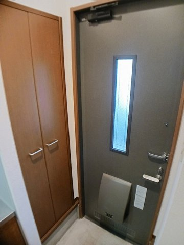 メルベーユＢの玄関|収納もある玄関です