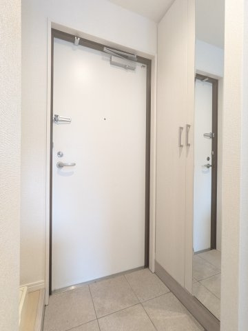 モダンアパートメント武蔵小山の玄関|明るい玄関です