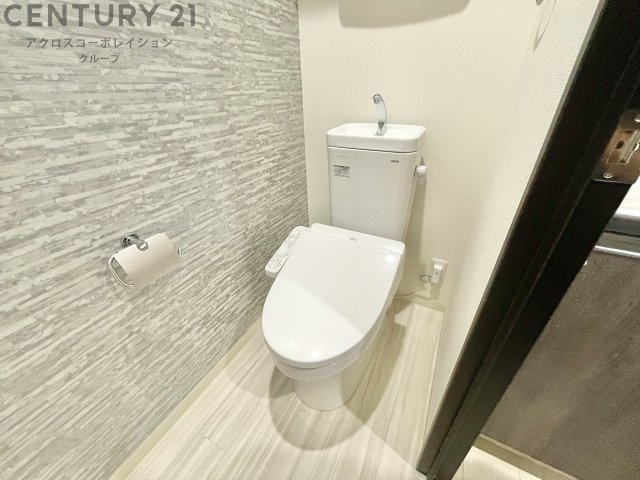 温水洗浄便座付きのトイレです♪
