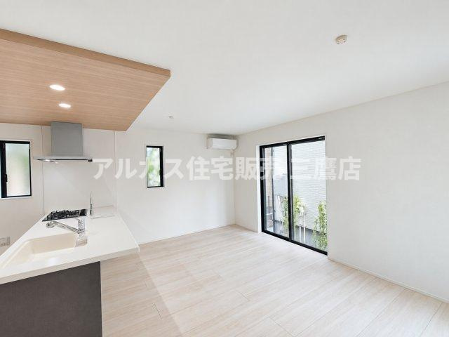 【内覧動画公開中！】三鷹市上連雀7丁目 中央線 三鷹駅 新築戸建の居間・リビング|水まわりから窓の外の緑まで視線が届く、伸びやかな作業環境です。自然光を感じながら気持ちよく家事ができる設計です。  