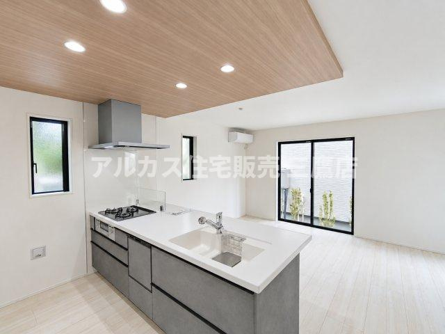 【内覧動画公開中！】三鷹市上連雀7丁目 中央線 三鷹駅 新築戸建のキッチン|組み込みのダウンライトと木目調天井が上質なカフェ風の雰囲気を演出するキッチンエリアです。リビング全体を見渡しながら料理を楽しめます。   