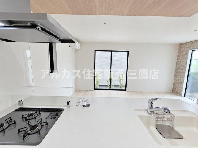【内覧動画公開中！】三鷹市上連雀7丁目 中央線 三鷹駅 新築戸建のキッチン|料理をしながら窓の外の景色やリビングの様子を一望できる、見通しの良い広々としたカウンターです。
