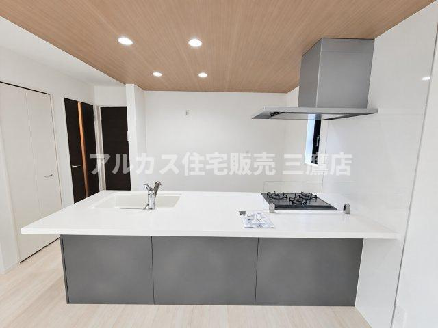 【内覧動画公開中！】三鷹市上連雀7丁目 中央線 三鷹駅 新築戸建のキッチン|清潔感のあるホワイト天板とシックなグレーパネルのバランスが取れた、デザイン性の高いキッチンユニットです。