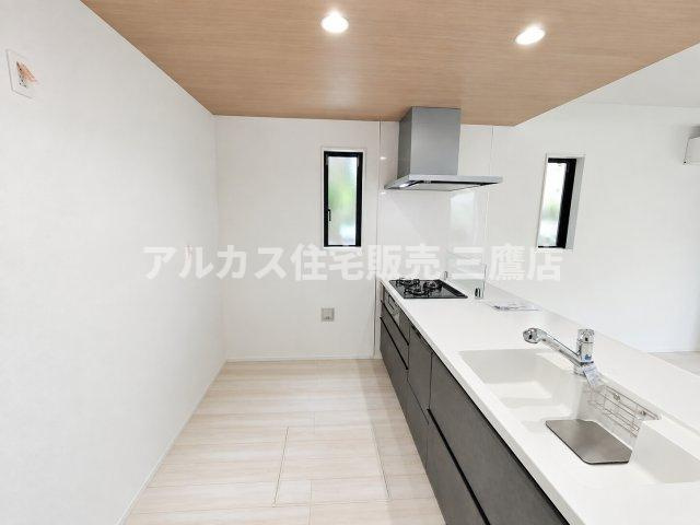 【内覧動画公開中！】三鷹市上連雀7丁目 中央線 三鷹駅 新築戸建のキッチン|足元に便利な床下収納を備え、スムーズに動き回れるゆとりあるキッチン通路です。背面のスペースも広く作業効率を高めます。