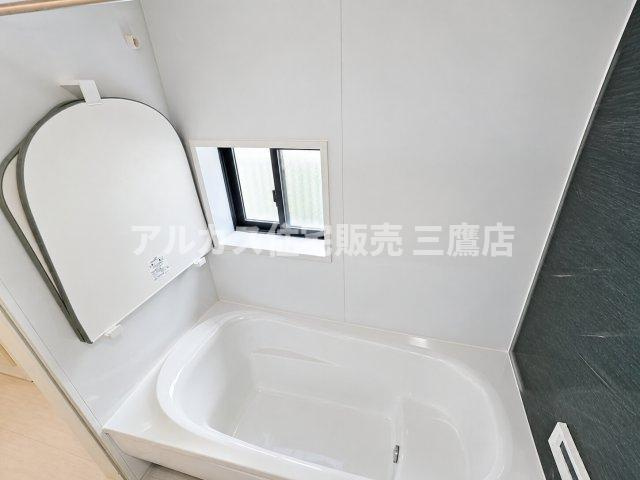 【内覧動画公開中！】三鷹市上連雀7丁目 中央線 三鷹駅 新築戸建の浴室|清潔感あふれるホワイトの浴槽と、すっきり収納できる風呂ふたフックが備わっています。小窓から自然光が入る、明るく心地よいバス空間です。 