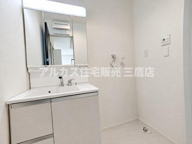 【内覧動画公開中！】三鷹市上連雀7丁目 中央線 三鷹駅 新築戸建の独立洗面台|身支度がスムーズにできる使い勝手の良い三面鏡付き洗面化粧台です。隣には洗濯機スペースがしっかりと確保されており、機能的な動線が整っています。   