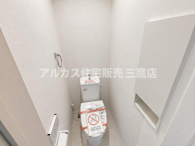 【内覧動画公開中！】三鷹市上連雀7丁目 中央線 三鷹駅 新築戸建のトイレ|白を基調とした清潔感あふれるシンプルなトイレ空間です。手洗い付きタンクや壁面収納がコンパクトにまとまり、無駄のない空間に仕上がっています。   