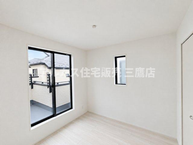 【内覧動画公開中！】三鷹市上連雀7丁目 中央線 三鷹駅 新築戸建の洋室|バルコニーへ出られる大きな窓と縦長のスリット窓を配した、自然光が心地よい明るい居室です。 