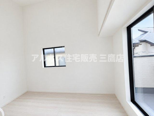 【内覧動画公開中！】三鷹市上連雀7丁目 中央線 三鷹駅 新築戸建の洋室|高い天井高と大きなサッシが圧倒的な解放感をもたらす、開放的な洋室です。