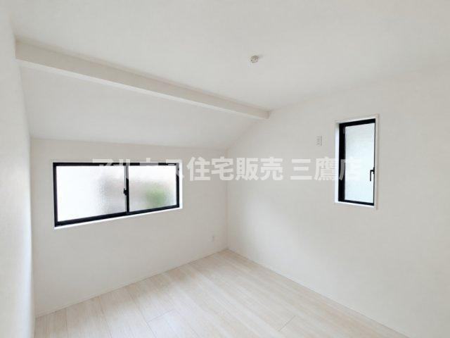 【内覧動画公開中！】三鷹市上連雀7丁目 中央線 三鷹駅 新築戸建の洋室|勾配天井が落ち着きと心地よいこもり感をもたらす、プライベート感あふれる空間です。