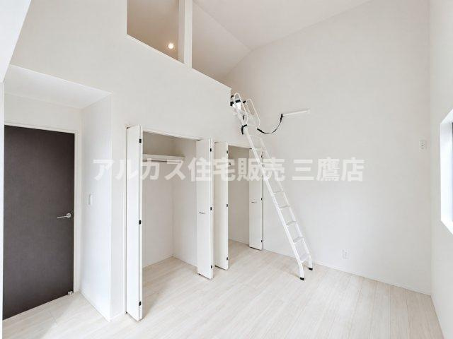 【内覧動画公開中！】三鷹市上連雀7丁目 中央線 三鷹駅 新築戸建の洋室|上部のロフト空間と大容量のWクローゼットをフル活用できる、天井高を活かした立体的な設計です。