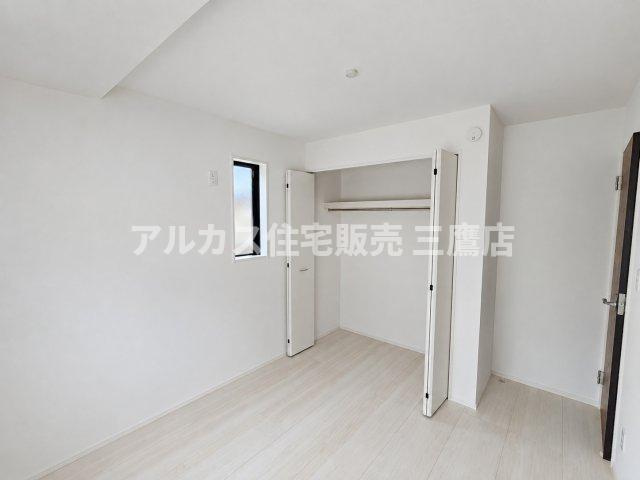 【内覧動画公開中！】三鷹市上連雀7丁目 中央線 三鷹駅 新築戸建の洋室|開口部の広いクローゼットを備え、荷物の出し入れがスムーズに行える使い勝手の良い洋室です。 