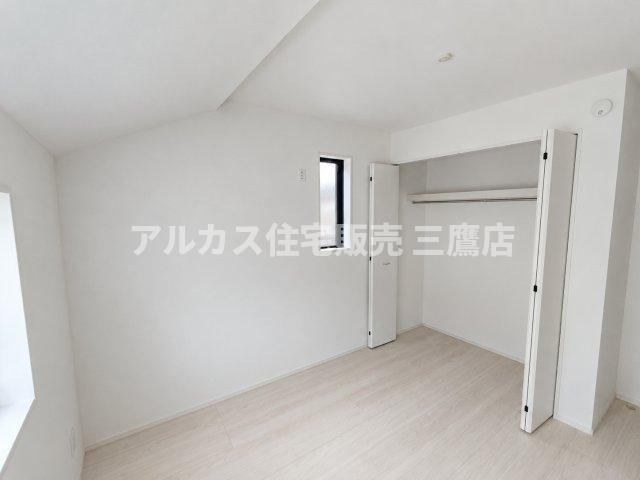 【内覧動画公開中！】三鷹市上連雀7丁目 中央線 三鷹駅 新築戸建の洋室|傾斜天井のフォルムがおしゃれな雰囲気を演出し、大型クローゼットで室内を広く使えます。 