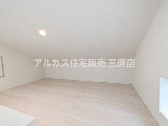 【内覧動画公開中！】三鷹市上連雀7丁目 中央線 三鷹駅 新築戸建の収納|秘密基地のようなワクワク感のあるロフトスペースです。季節家電や普段使わない大型の荷物をまとめてしまえる十分なスペースと、照明・コンセントを備えています。 
