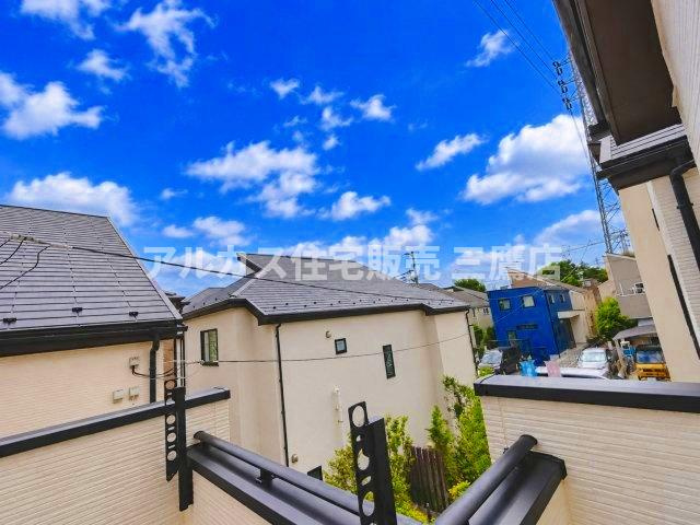 【内覧動画公開中！】三鷹市上連雀7丁目 中央線 三鷹駅 新築戸建の展望|バルコニーからは澄み渡る空と穏やかな街並みが一望できます。手すり壁がしっかりと高さを確保しているため、プライバシーを守りながら快適に過ごせます。 