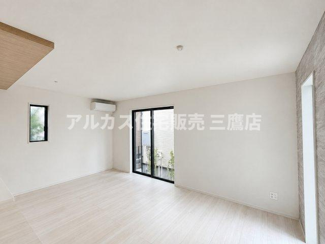【内覧動画公開中！】三鷹市上連雀7丁目 中央線 三鷹駅 新築戸建の居間・リビング|大開口の掃き出し窓から心地よい光が差し込む、開放感あふれるリビングです。あらかじめエアコンが設置されており、入居後すぐに快適に過ごせます。