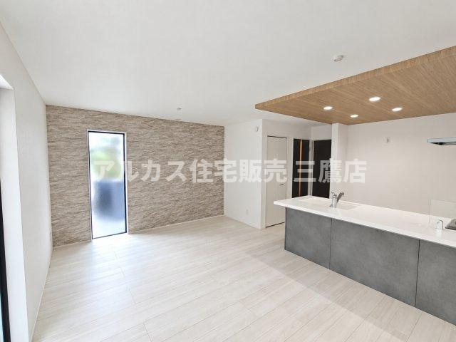 【内覧動画公開中！】三鷹市上連雀7丁目 中央線 三鷹駅 新築戸建の居間・リビング|上質な質感のアクセントクロスとスタイリッシュな縦長窓が目を引くデザイン空間です。料理中も家族と会話が弾むオープンな対面キッチンが魅力的です。   