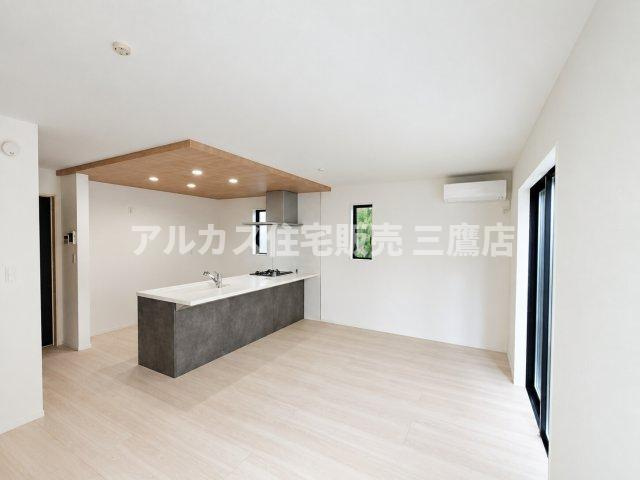 【内覧動画公開中！】三鷹市上連雀7丁目 中央線 三鷹駅 新築戸建の居間・リビング|部屋の奥まで視線が心地よく抜け、広々としたゆとりを感じさせるレイアウトです。アイランド風に仕上げたキッチンが室内をおしゃれに引き立てます。   