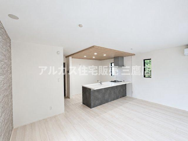 【内覧動画公開中！】三鷹市上連雀7丁目 中央線 三鷹駅 新築戸建の居間・リビング|白を基調とした明るい室内と、モダンなグレー＆木目デザインの対比が美しい大空間です。インテリアのコーディネートが映える上品な内装です。
