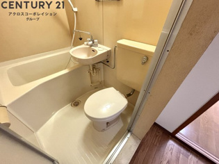 浴室内にトイレがあります☆
