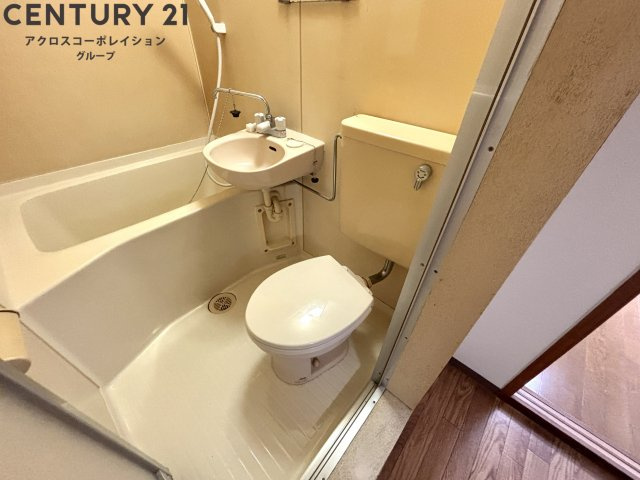 浴室内にトイレがあります☆
