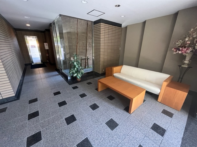 都城市妻ケ丘町の中古マンションのロビー