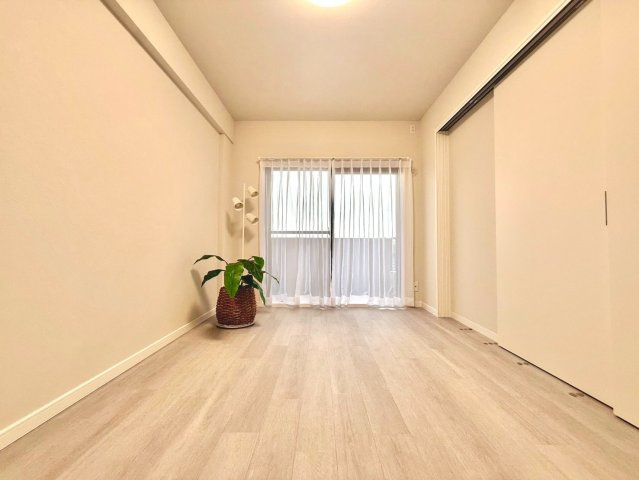 ライオンズガーデンヒルズ上大岡の洋室|自然光と調和した明るい空間が、日々の暮らしに安らぎをもたらします。